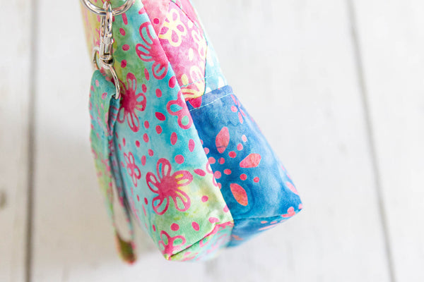 The medium Pack it Up! bag in Sea Cookies is a fun zippered pouch perfect for storing all those essentials.