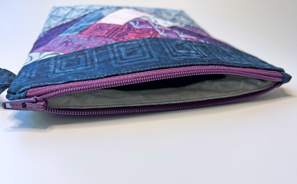 Small Pack it Up! bag is a Grab and Go zippered pouch perfect for stowing small essentials!