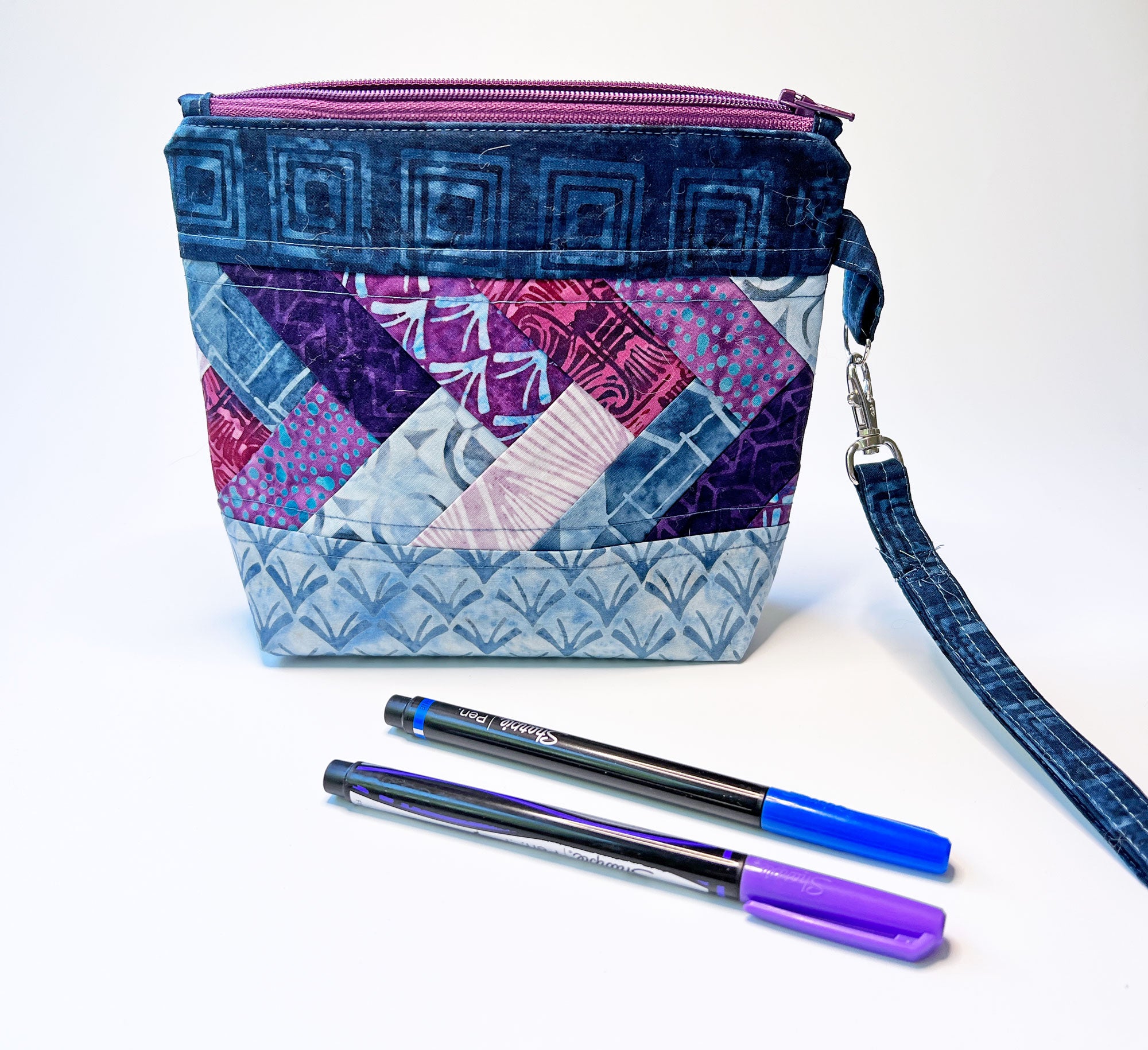 Small Pack it Up! bag is a Grab and Go zippered pouch perfect for stowing small essentials!